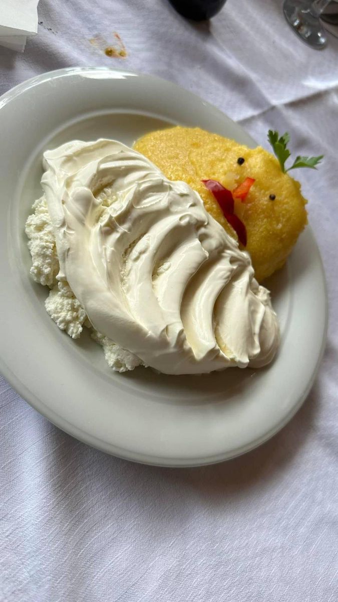 Brânză cu smântână și mămăliguță